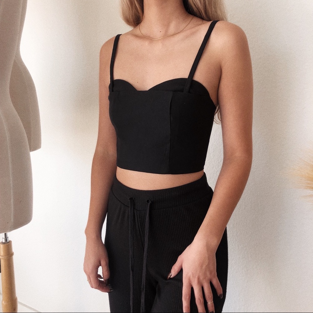 SOLD ❌ DETAILED SPANDEX CROP TOP - Picture 4 of 5
